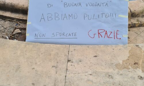 Ramacca vittima del degrado. Volontari ripuliscono la fontana ma servono misure più forti.