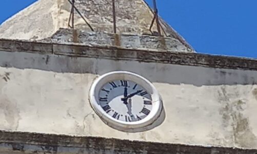 Dopo cinquant’anni riprende il suo tic tac: l’orologio della chiesa Matrice riattivato grazie all’azione di tre ramacchesi e del parroco Valdini