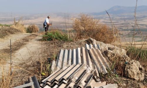 Materiale pericoloso a cielo aperto. La polizia sequestra una discarica di eternit sulla Sp 103