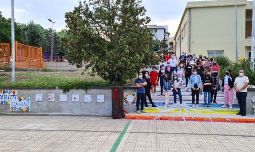 Bellezza e formazione: all’Ics “De Cruyllas” inaugurata la Scala dei Giovani – Diritti umani