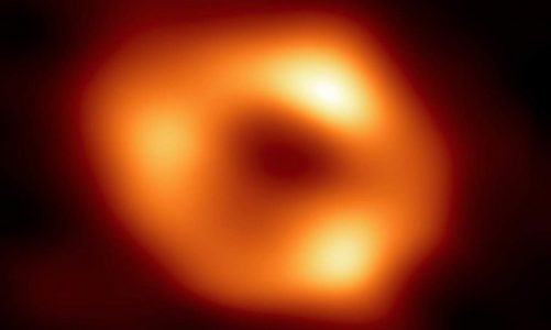 Si fa la storia: rilasciata la prima foto di SgrA, il buco nero al centro della Via Lattea