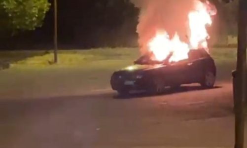 Dà fuoco alla propria auto e poi si abbandona a uno sfogo minacciando anche i presenti