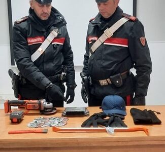 Inseguimento e arresto: un 22 enne accusato di furto aggravato. Sfuggiti due uomini